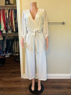 Elegant White Donna Ricco Wrap Jumpsuit with Tie Waist. Size 2R.